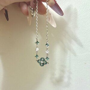 Elegant Clover Motif Bracelet - Silver Tone